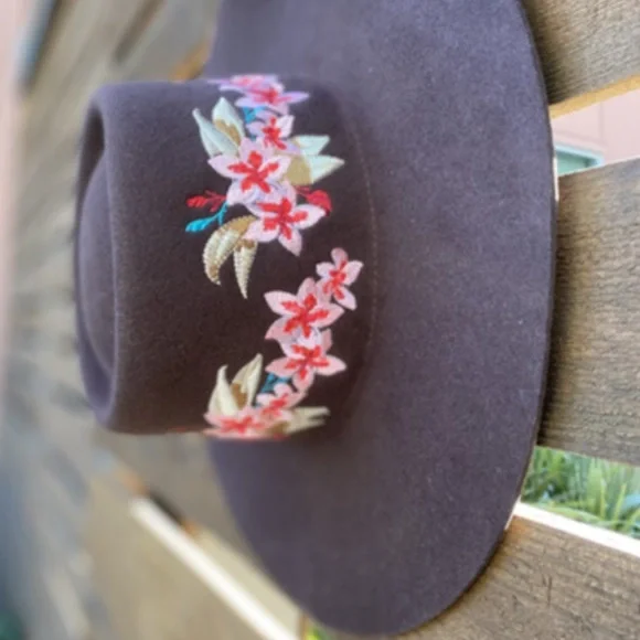 RARE 2xHOST PICKS !?♥️?NEW! WyethxFrida wool embroidered 